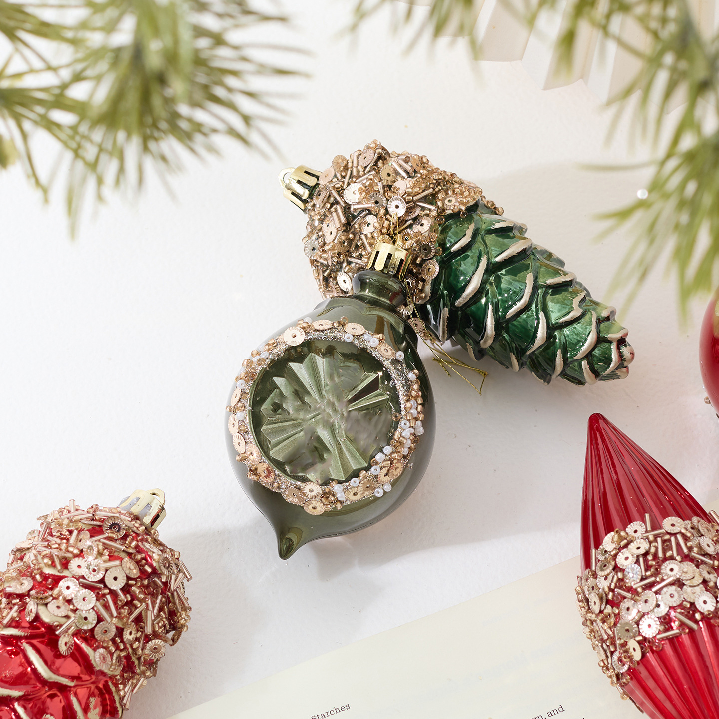 Red And Green Ornaments Timele - Decor Timeless Lighting avis et prix